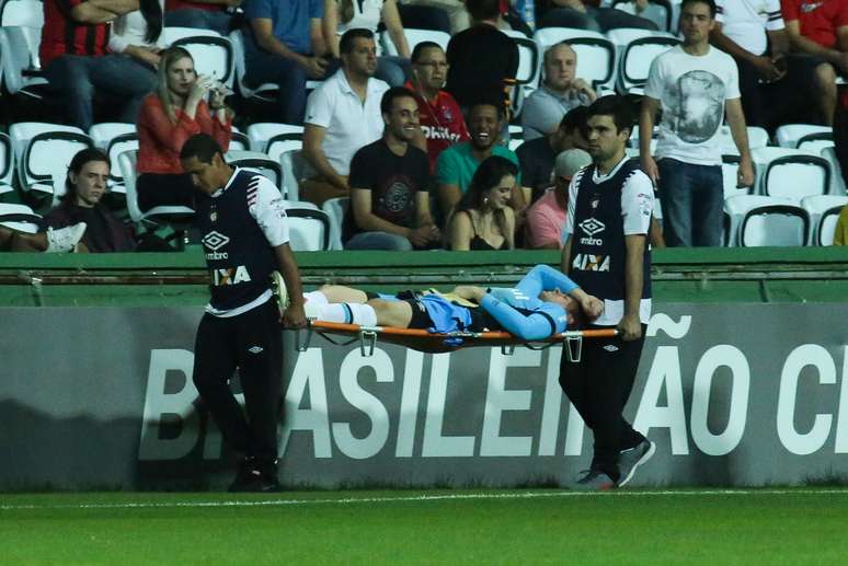 Goleiro gremista Marcelo Grohe deixou o campo machucado no primeiro tempo