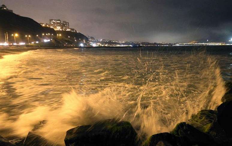Mar agitado na costa de Lima, no Peru.