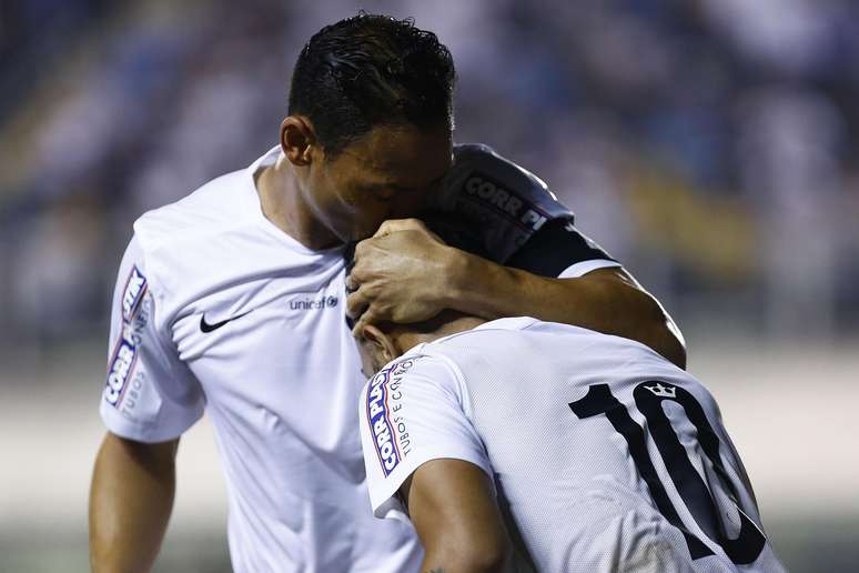 Ricardo Oliveira e Gabriel comemoram gol na Vila Belmiro