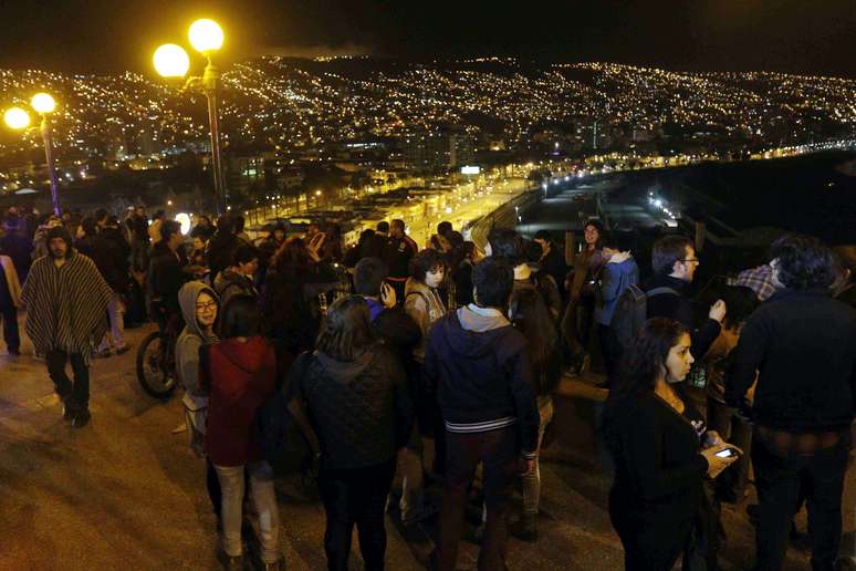 Grupo de pessoas se concentra na cidade litorânea de Valparaiso
