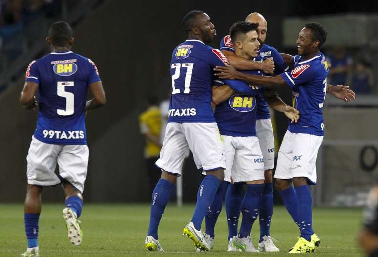 Com um golaço, Willian empatou para o Cruzeiro no primeiro tempo