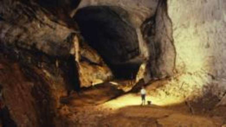 Enorme passagem seca subterrânea descoberta por Andrew Eavis em 1978 na ilha de Bornéu, na Malásia