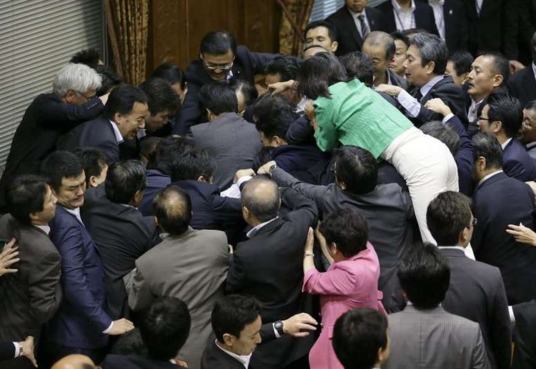 Membros da oposição e do governo cercam o presidente da Câmara Alta japonesa, Yoshitada Konoike.