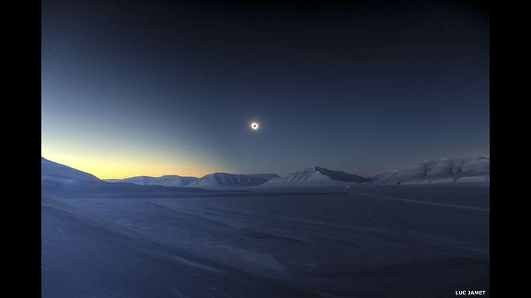 A vencedora geral foi essa foto de Luc Jamet, que registrou o eclipse solar de 20 de março deste ano visto de Svalbard, na Noruega.