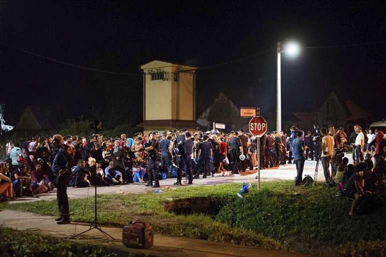 Refugiados esperam para cruzar fronteira com Tovarnik, na Croácia, nessa quinta-feira (17)