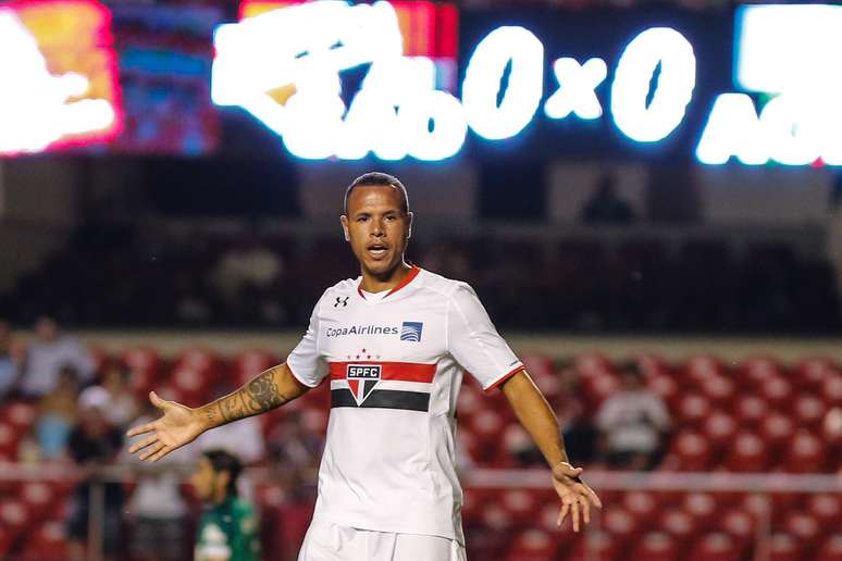 Luis Fabiano voltou ao time após lesão, mas pouco pegou na bola