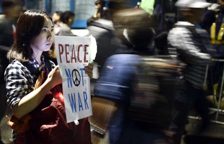 Manifestantes protestam em frente ao parlamento japonês contra reforma militar.