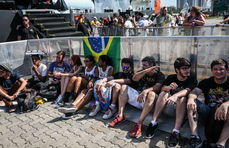 F&atilde;s j&aacute; guardam lugar na grade em frente ao Palco Mundo