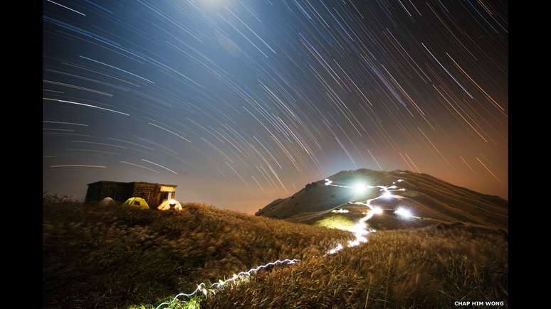 As fotos vencedoras do Insight Astronomy Photographer of the Year podem ser vistas no Royal Observatory Greenwich em Londres até junho de 2016. Todas as imagens são cortesia do Astronomy Photographer of the Year/ National Maritime Museum (Essa foto é intitulada Sunset Peak Star Trail e foi tirada por Chap Him Wong, que venceu a categoria People and Space).