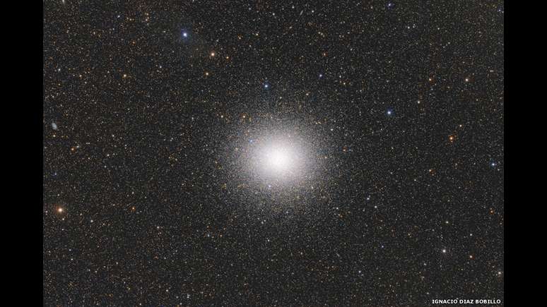 Indo muito além do nosso Sistema Solar, essa foto é de um aglomerado globular de milhões de estrelas antigas, todas juntas como uma nuvem de abelhas. A foto é intitulada The Magnificent Omega Centauri e foi tirada por Ignacio Diaz.