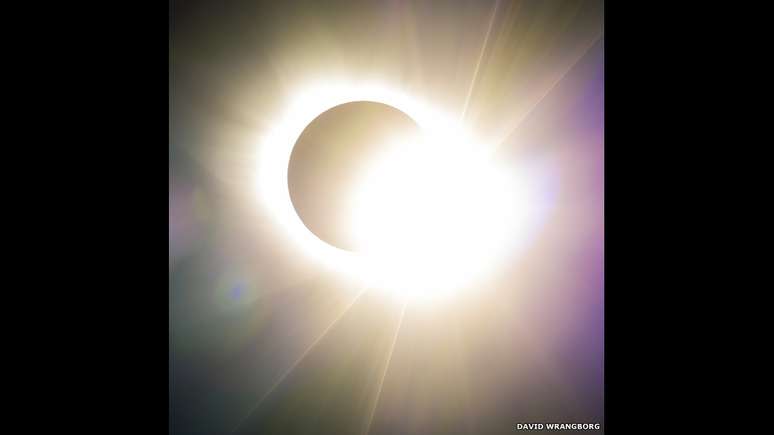 Essa foto, tirada por David Wrangborg, foi a segunda colocada na categoria Our Sun e também é do eclipse solar de março deste ano, mas mostra o segundo &#039;anel de diamante, no fim do eclipse.