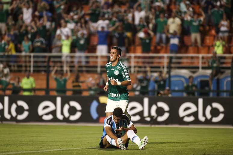Barrios fez o segundo gol do Palmeiras em bela cabeçada