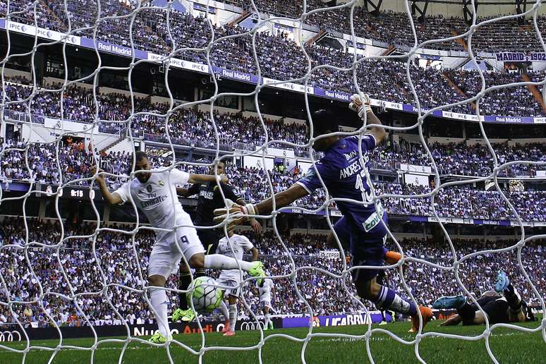 De cabeça, Benzema fez o gol da vitória do Real Madrid
