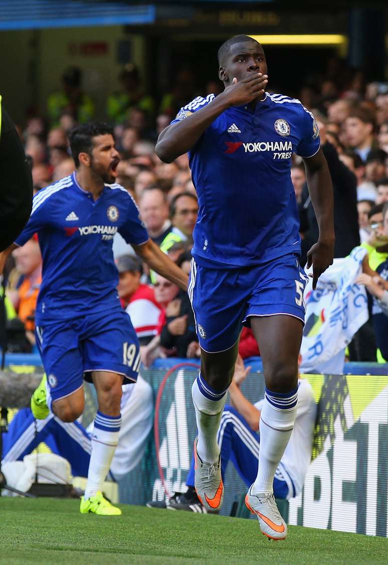Kurt Zouma comemora o primeiro gol do Chelsea