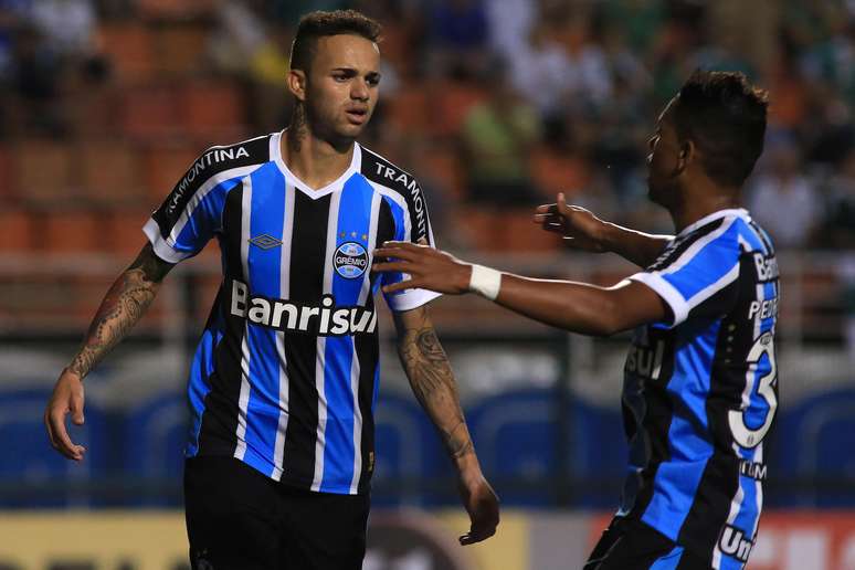 Luan (esq.) marcou o primeiro gol do Grêmio em derrota no Pacaembu