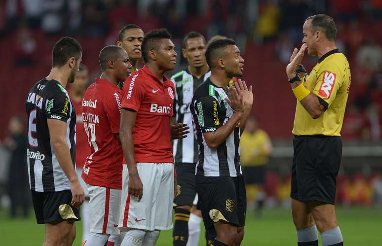 Jogadores do Figueirense reclamaram do pênalti marcado para o Inter