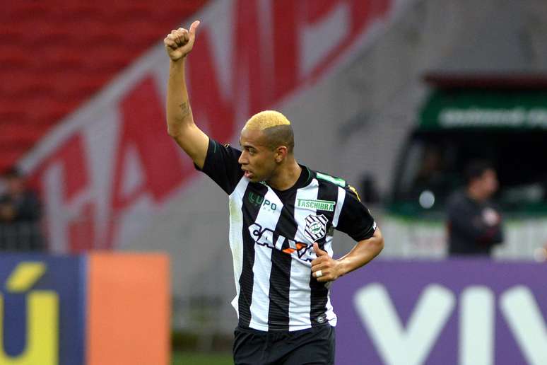 Thiago Santana comemora gol de empate do Figueirense