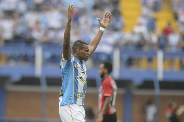 Anderson Lopes deixou o banco de reservas para marcar o gol da vitória do Avaí