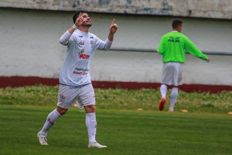 Guilherme Queiróz comemora gol da vitória da Portuguesa em Caxias do Sul