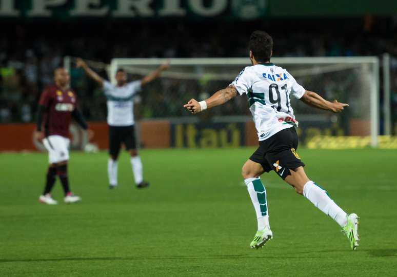 Hnerique Almeida comemora primeiro gol do Coritiba no cl&aacute;ssico