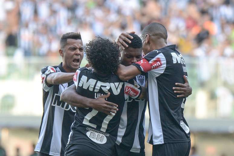 Destaque do jogo, zagueiro Jemerson marcou dois gols