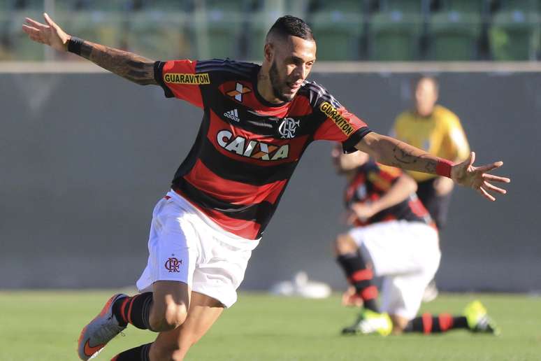 Paulinho deve pintar no Santos; Flamengo encaminhou liberação do atleta