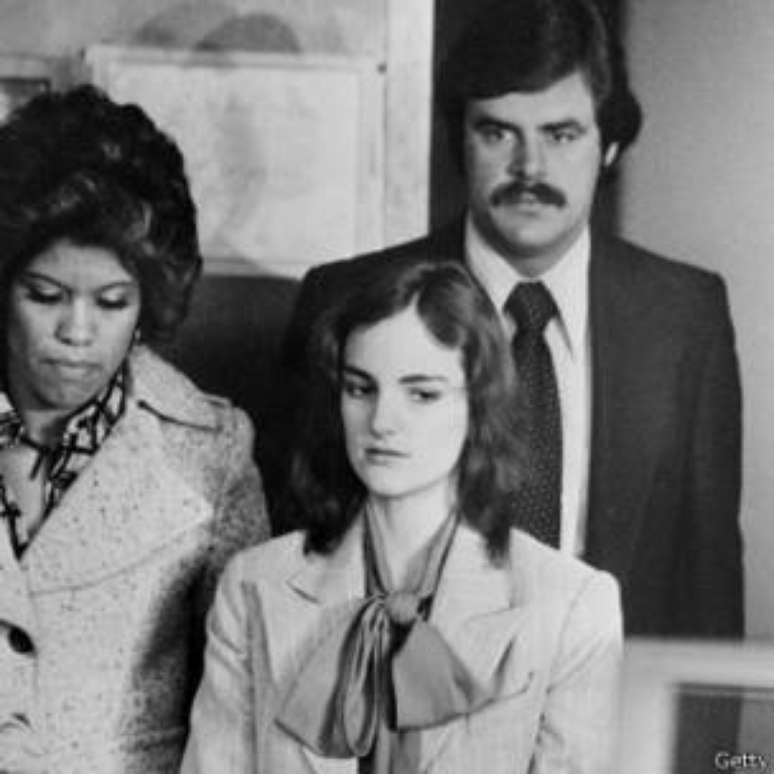 Hearst acabou condenada a 7 anos de pris&atilde;o ap&oacute;s ter se juntado aos guerrilheiros