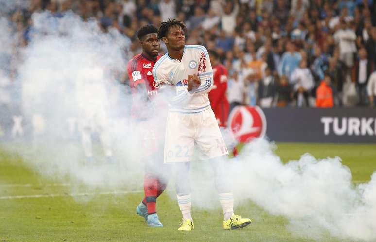 Batshuayi quase foi atingido por sinalizadores arremessados ao gramado em cl&aacute;ssico franc&ecirc;s