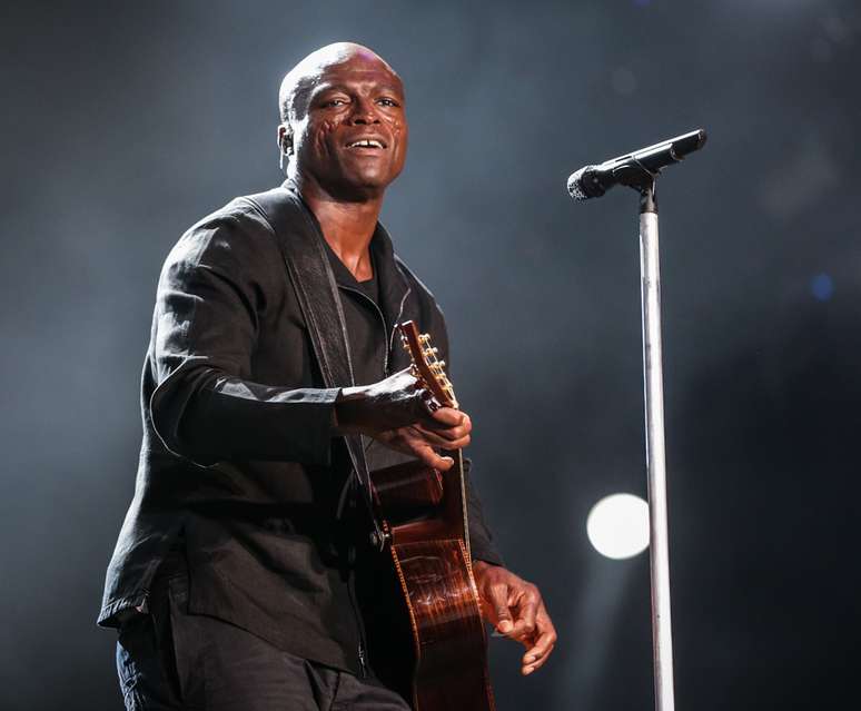 Seal subiu ao palco antes de Elton John e Rod Stewart, e o ponto alto da apresentação foi "Kiss From a Rose"