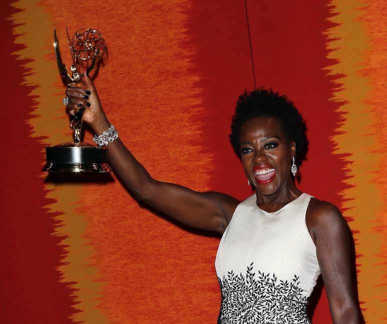 Viola Davis se tornou a primeira mulher negra a ganhar o Emmy na categoria melhor atriz de série dramática