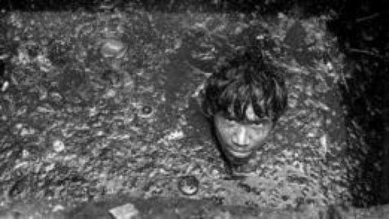 Essas pessoas muitas vezes t&ecirc;m de descer &agrave;s galerias de drenagem de &aacute;guas &ndash; algumas s&atilde;o t&atilde;o profundas que poderiam acomodar um &ocirc;nibus de dois andares. Depois de emergir, o trabalhador pode levar horas para se 'recuperar'. O trabalho n&atilde;o requer habilidades especiais, apenas um par de bra&ccedil;os e pernas e a coragem de descer o que para muitos seria o 'inferno'