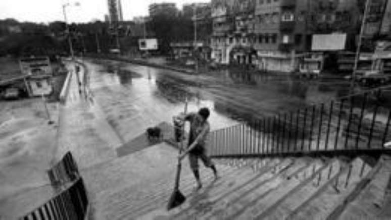 Parmar usa uma pesada vassoura de madeira para limpar essa escadaria &ndash; para fazer uma pequena pilha com as min&uacute;sculas folhas que tira dos degraus s&atilde;o necess&aacute;rias de 30 a 40 passadas. E esse trabalho tem de ser feito bem r&aacute;pido, antes que as folhas sejam espalhadas pelo vento