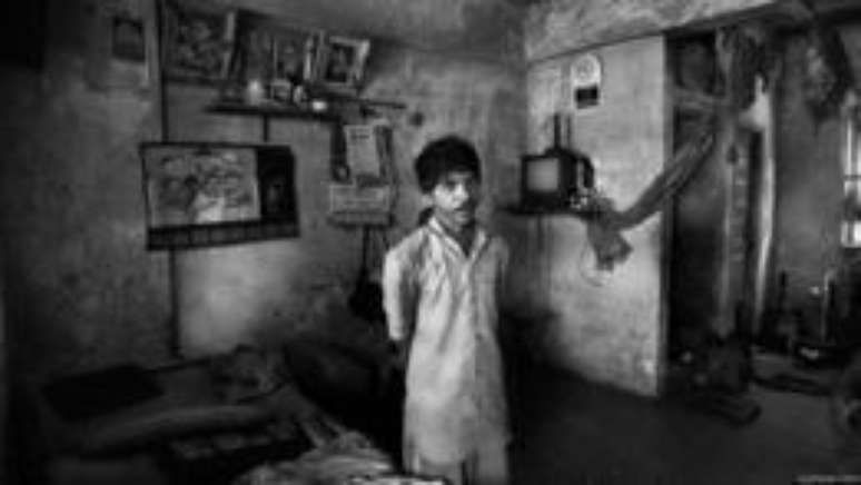 A mulher de Hiraman, que se recusou a ser fotografada, est&aacute; furiosa porque, segundo diz, o varredor d&aacute; a ela apenas 150 r&uacute;pias (R$ 9) mensais para manter a casa. Quando esse registro foi feito, amea&ccedil;ava deix&aacute;-lo &ndash; ele a mandava se calar. Hiraman est&aacute; visivelmente esgotado e &eacute; improv&aacute;vel que viva por muito tempo. Se morrer, ela ser&aacute; considerada um 'caso digno de pena' e herdar&aacute; seu trabalho