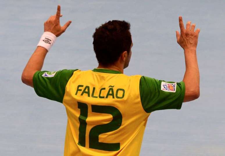 Falcão voltou à Seleção, não marcou, mas participou bem da vitória de 2 a 1 sobre Portugal