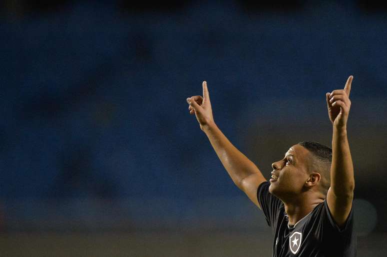 Fernandes acertou um belo chute e fez o segundo do Botafogo