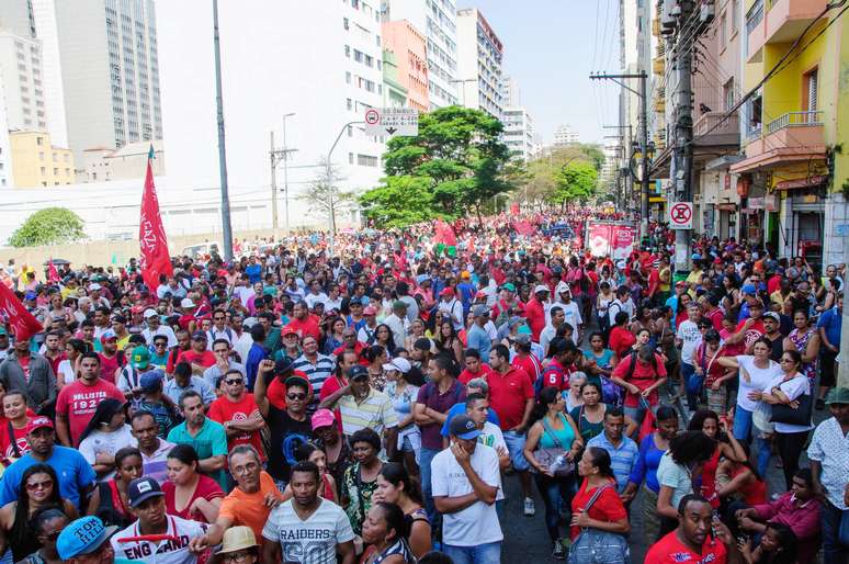 Manifestantes de movimentos sociais ocupam o prédio do Ministério da Fazenda, em São Paulo