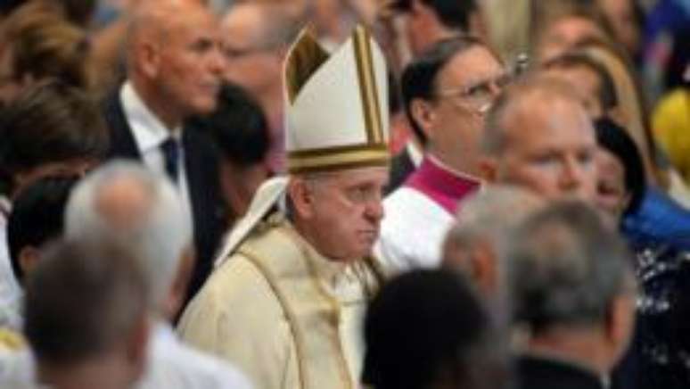 Na opinião de ativistas, papa Francisco deveria ser mais enfático sobre casos de pedofilia na Igreja