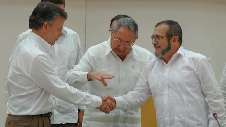 Raúl Castro (ao centro) intermediou aperto de mão entre Juan Manuel Santos (à esq.) e Timochenko