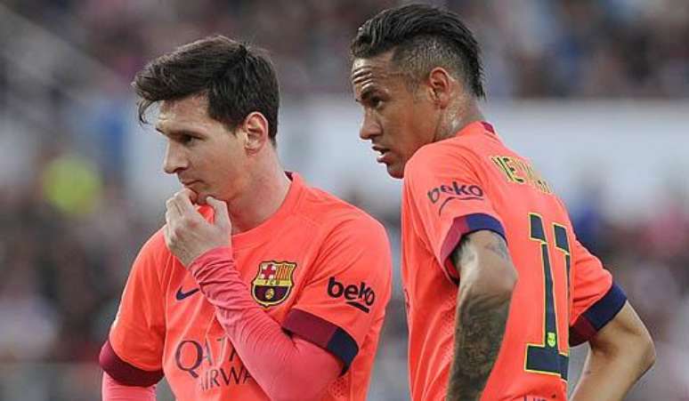 Messi e Neymar no famoso momento "quem vai?"