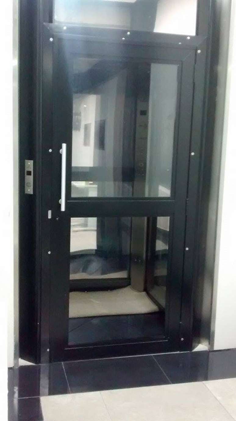 Elevador n&atilde;o tem posso e &eacute; transparente com porta de vidro