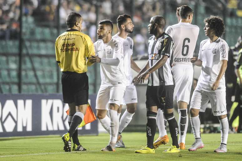 Gol anulado do Santos gerou muita reclamação contra a arbitragem