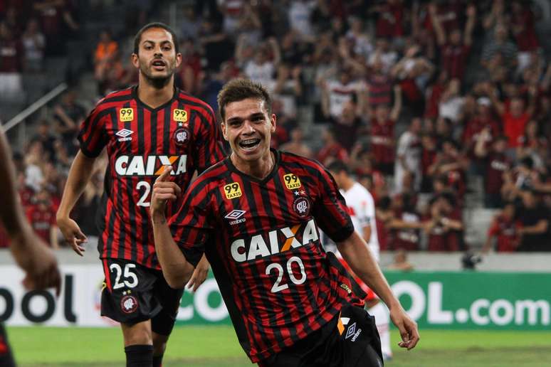 Hernández comemora gol da vitória do Atlético-PR na Arena da Baixada 