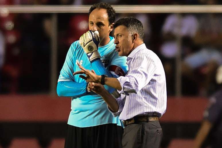 Osorio conversa com Rogério Ceni durante partida contra o Vasco no Morumbi