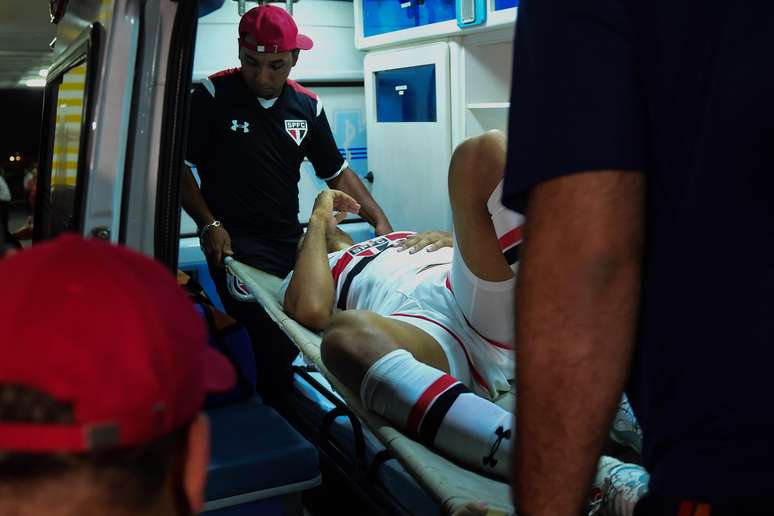 Luis Fabiano deixou Morumbi de ambulância após sentir dores nas costelas