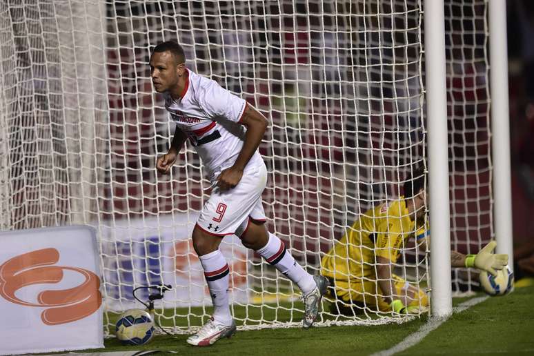 Luis Fabiano aproveitou cruzamento de Wilder e marcou o 3º gol do São Paulo