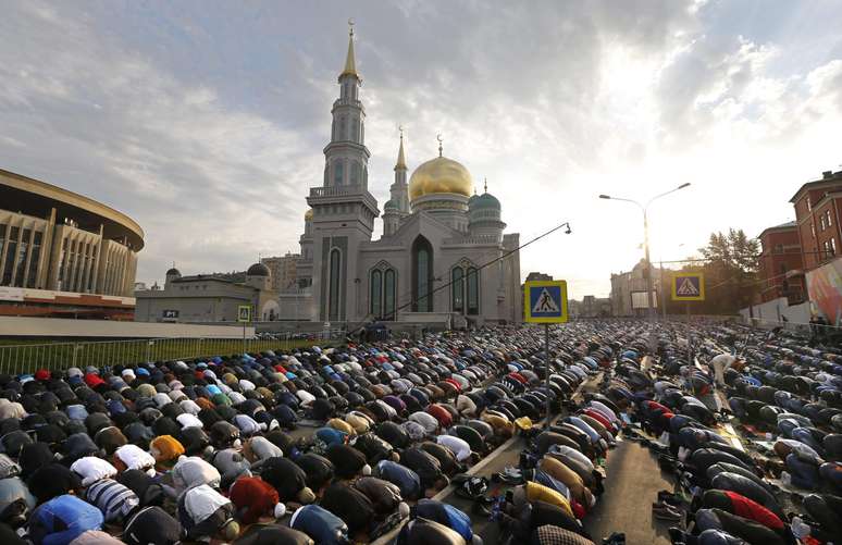 Muçulmanos do mundo todo comemoram o Eid al-Adha, Festa do Sacrifício, nesta quinta-feira (24) 