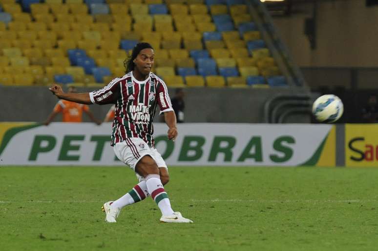 Ronaldinho começou no banco contra o Grêmio e entrou apenas na metade do segundo tempo