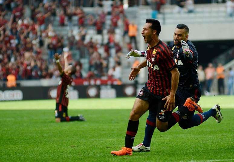 Vilches marcou o gol do Atlético-PR no último lance