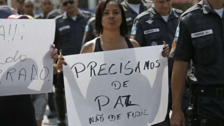 Manifestante em protesto no Complexo do Alemão, no Rio de Janeiro: relatora disse que violência no Brasil tem uma clara dimensão racial clara'