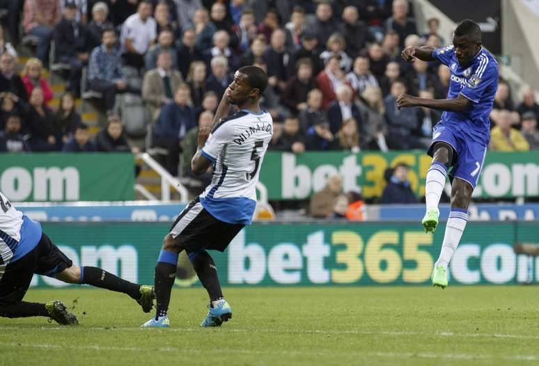 Ramires chuta forte para marcar o primeiro gol do Chelsea